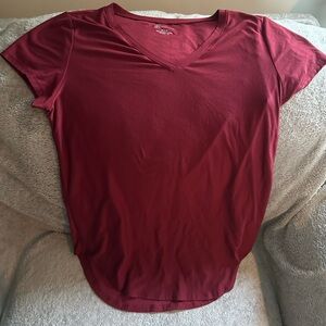 No Boundaries Women's V-Neck Short Sleeve Tee in Burgundy